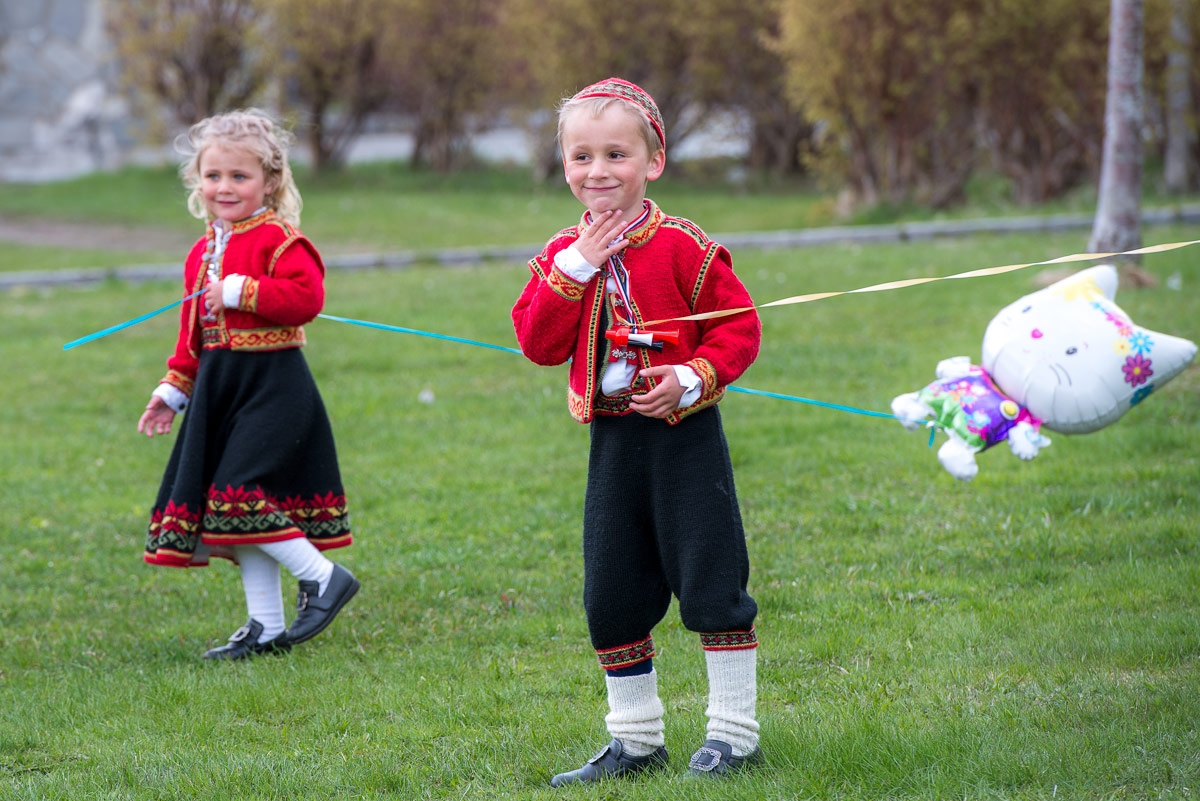 Viele kinder haben. Норвежские дети. Воспитание детей в Норвегии. Норвежские младенцы. Танец нидерландцев детей.